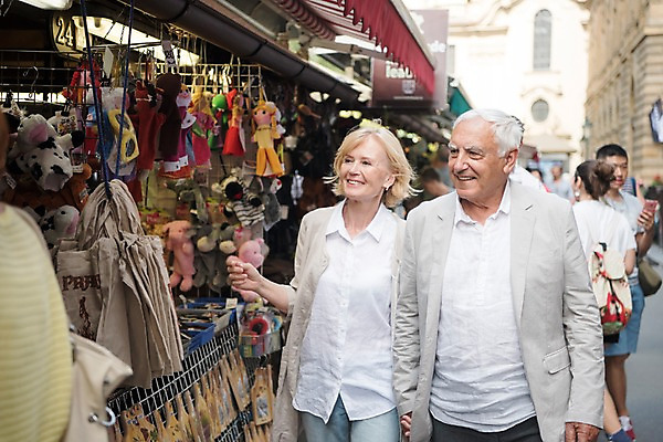 포토 JPG 주간 서양인 응시 여자 노년 남자 여행 유럽풍경 거리 미소 사람 여러명 상반신 야외 앞모습 뒷모습 관광지 실버라이프 여행객 걷기 상점 손잡기 노부부 상품 구경 즐거움 기념품 70대 체코 프라하 기념품가게 국내포토 자연요소 외국인 라이프스타일 부부 시선 감정 유럽 뷰포인트 다수 모션 표정 풍경 성인 오브젝트 파일형식