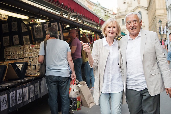포토 JPG 주간 서양인 응시 여자 노년 남자 여행 거리 미소 사람 손짓 여러명 상반신 성인 야외 앞모습 옆모습 뒷모습 관광지 실버라이프 쇼핑백 상점 손잡기 노부부 가리킴 상품 구경 기념품 70대 체코 프라하 기념품가게 국내포토 자연요소 외국인 라이프스타일 부부 시선 유럽 뷰포인트 다수 가방 모션 표정 오브젝트 파일형식