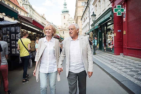 포토 JPG 주간 전신 서양인 응시 여자 노년 남자 여행 유럽풍경 거리 미소 사람 여러명 상반신 성인 야외 건물 앞모습 뒷모습 관광지 실버라이프 여행객 걷기 상점 손잡기 노부부 도시 상품 구경 70대 체코 프라하 국내포토 자연요소 외국인 라이프스타일 건축물 부부 시선 유럽 뷰포인트 다수 모션 표정 풍경 파일형식