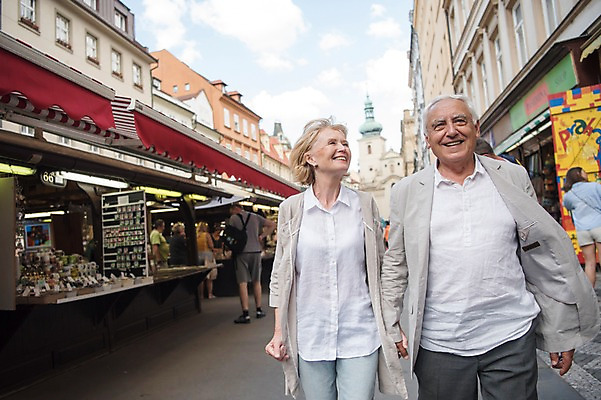 포토 JPG 주간 서양인 응시 여자 노년 남자 유럽풍경 거리 미소 사람 여러명 상반신 성인 야외 건물 앞모습 뒷모습 관광지 실버라이프 걷기 상점 손잡기 노부부 상품 구경 70대 체코 프라하 국내포토 자연요소 외국인 라이프스타일 건축물 부부 시선 유럽 뷰포인트 여행 다수 모션 표정 풍경 파일형식