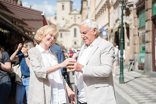 포토 JPG 주간 서양인 응시 여자 노년 남자 꽃무늬 거리 미소 들기 사람 여러명 상반신 야외 옆모습 관광지 실버라이프 여행객 상점 꽃병 노부부 잡기 구경 즐거움 70대 체코 프라하 국내포토 자연요소 외국인 라이프스타일 부부 시선 꽃 감정 유럽 뷰포인트 여행 다수 무늬 모션 표정 성인 파일형식