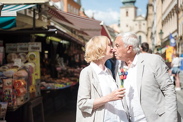 포토 JPG 주간 서양인 여자 노년 남자 꽃무늬 거리 키스 들기 사람 상반신 야외 두명 옆모습 관광지 실버라이프 장난감 상점 꽃병 노부부 상품 70대 체코 프라하 국내포토 자연요소 외국인 라이프스타일 부부 꽃 유럽 뷰포인트 여행 무늬 모션 성인 애정표현 파일형식