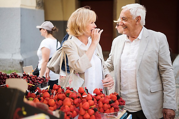포토 JPG 주간 서양인 응시 여자 노년 남자 과일 딸기 거리 미소 사람 상반신 성인 야외 앞모습 옆모습 세명 실버라이프 여행객 마주보기 상점 노부부 체리 먹기 70대 체코 프라하 과일가게 국내포토 자연요소 외국인 라이프스타일 부부 시선 유럽 뷰포인트 모션 표정 파일형식