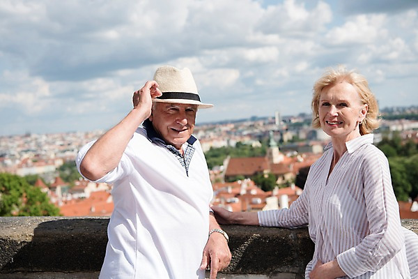 포토 JPG 주간 서양인 나무 구름 응시 여자 노년 남자 유럽풍경 난간 하늘 지붕 미소 사람 상반신 야외 두명 건물 옆모습 실버라이프 노부부 기댐 잡기 도시 70대 체코 프라하 챙모자 국내포토 자연요소 외국인 식물 모자_잡화 라이프스타일 건축물 부부 시선 유럽 뷰포인트 모션 표정 풍경 성인 파일형식