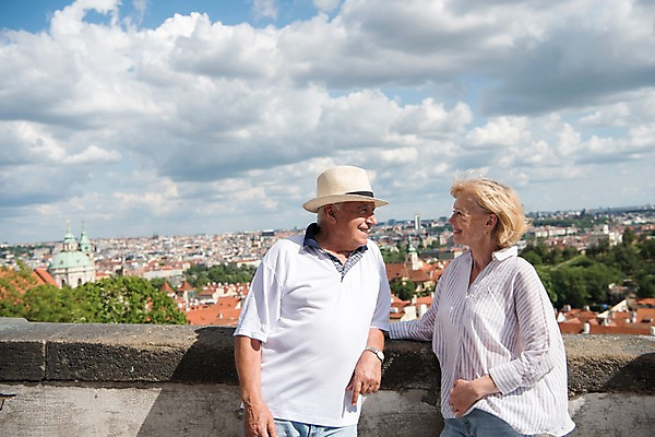 포토 JPG 주간 서양인 나무 구름 응시 여자 노년 남자 유럽풍경 난간 하늘 지붕 미소 사람 상반신 야외 두명 건물 앞모습 옆모습 실버라이프 성당 마주보기 노부부 기댐 도시 70대 체코 프라하 노인만 국내포토 자연요소 외국인 식물 라이프스타일 건축물 부부 시선 유럽 뷰포인트 종교건축 모션 표정 풍경 성인 성인만 파일형식