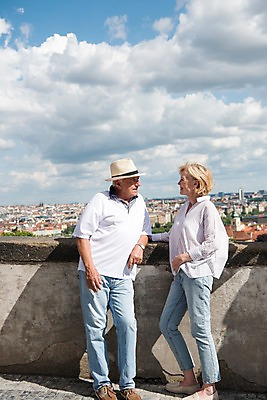 포토 JPG 주간 전신 서양인 구름 응시 여자 노년 남자 유럽풍경 하늘 지붕 서기 미소 사람 야외 두명 앞모습 옆모습 실버라이프 마주보기 노부부 기댐 도시 70대 체코 프라하 국내포토 자연요소 외국인 라이프스타일 부부 시선 유럽 뷰포인트 모션 표정 풍경 성인 파일형식