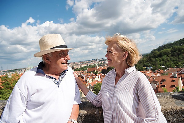 포토 JPG 주간 서양인 구름 응시 여자 노년 남자 유럽풍경 하늘 지붕 미소 사람 상반신 야외 두명 옆모습 실버라이프 마주보기 노부부 도시 숲 70대 체코 프라하 어깨에손 국내포토 자연요소 외국인 라이프스타일 부부 시선 유럽 뷰포인트 모션 표정 풍경 성인 파일형식