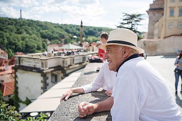 포토 JPG 주간 전신 서양인 응시 여자 노년 남자 유럽풍경 난간 지붕 미소 사람 풍경 여러명 상반신 성인 야외 건물 옆모습 관광지 실버라이프 여행객 노부부 기댐 도시 숲 70대 체코 프라하 야외카페 국내포토 자연요소 외국인 라이프스타일 건축물 부부 시선 유럽 뷰포인트 여행 다수 모션 표정 카페 파일형식