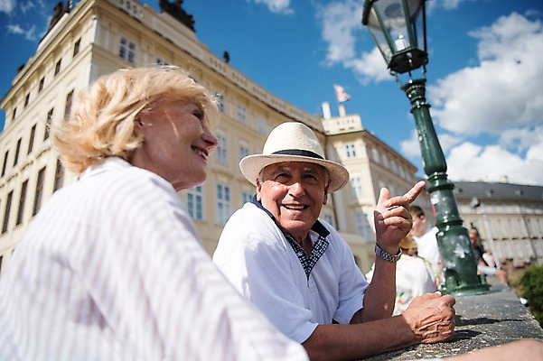 포토 JPG 주간 서양인 구름 응시 여자 노년 남자 로우앵글 유럽풍경 하늘 미소 사람 상반신 야외 두명 건물 옆모습 실버라이프 노부부 가리킴 도시 70대 체코 프라하 국내포토 자연요소 외국인 라이프스타일 건축물 부부 시선 유럽 뷰포인트 표정 풍경 손짓 성인 파일형식