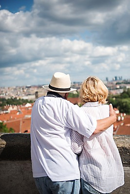 포토 JPG 주간 서양인 구름 응시 여자 노년 남자 유럽풍경 난간 안기 하늘 지붕 사람 풍경 상반신 야외 두명 건물 뒷모습 실버라이프 노부부 도시 70대 체코 프라하 어깨에손 국내포토 자연요소 외국인 라이프스타일 건축물 부부 시선 유럽 뷰포인트 모션 성인 파일형식