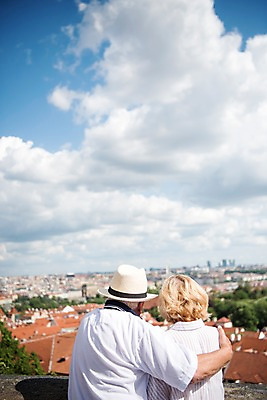 포토 JPG 주간 서양인 구름 응시 여자 노년 남자 유럽풍경 안기 하늘 지붕 사람 상반신 야외 두명 건물 뒷모습 실버라이프 노부부 도시 70대 체코 프라하 어깨에손 국내포토 자연요소 외국인 라이프스타일 건축물 부부 시선 유럽 뷰포인트 모션 풍경 성인 파일형식