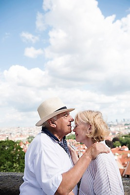 포토 JPG 주간 서양인 나무 구름 여자 노년 남자 유럽풍경 안기 하늘 지붕 미소 사람 상반신 야외 두명 옆모습 실버라이프 마주보기 노부부 도시 70대 체코 프라하 어깨에손 국내포토 자연요소 외국인 식물 라이프스타일 부부 유럽 뷰포인트 모션 표정 풍경 성인 파일형식