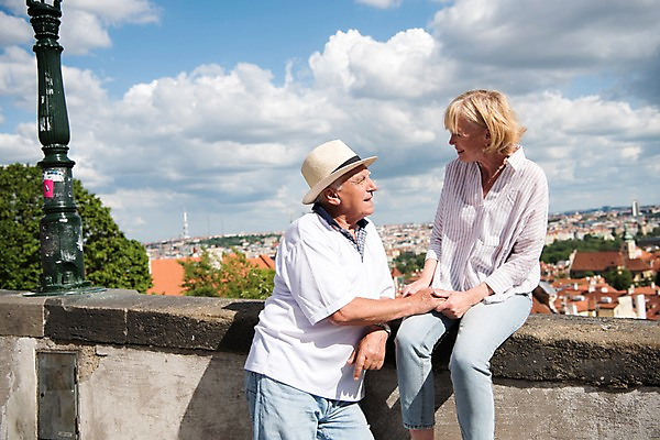 포토 JPG 주간 서양인 구름 응시 여자 노년 남자 유럽풍경 난간 하늘 지붕 미소 사람 앉기 풍경 상반신 야외 두명 건물 옆모습 실버라이프 마주보기 노부부 도시 70대 체코 프라하 챙모자 국내포토 자연요소 외국인 모자_잡화 라이프스타일 건축물 부부 시선 유럽 뷰포인트 모션 표정 성인 파일형식