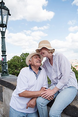 포토 JPG 주간 서양인 나무 구름 여자 노년 남자 난간 하늘 미소 사람 앉기 풍경 상반신 야외 두명 앞모습 옆모습 실버라이프 손잡기 노부부 도시 즐거움 70대 체코 프라하 어깨에손 국내포토 자연요소 외국인 식물 라이프스타일 부부 감정 유럽 뷰포인트 모션 표정 성인 파일형식