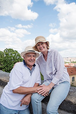 포토 JPG 주간 서양인 나무 구름 응시 여자 노년 남자 난간 하늘 지붕 미소 사람 앉기 풍경 상반신 야외 두명 앞모습 옆모습 실버라이프 손잡기 노부부 도시 70대 체코 프라하 챙모자 어깨에손 국내포토 자연요소 외국인 식물 모자_잡화 라이프스타일 부부 시선 유럽 뷰포인트 모션 표정 성인 파일형식