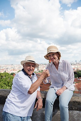 포토 JPG 주간 서양인 나무 구름 응시 여자 노년 남자 꽃 한송이 난간 하늘 지붕 미소 들기 사람 앉기 풍경 상반신 야외 두명 건물 앞모습 옆모습 실버라이프 노부부 도시 70대 체코 프라하 국내포토 자연요소 외국인 식물 1 라이프스타일 건축물 부부 시선 유럽 뷰포인트 모션 표정 성인 송이 파일형식