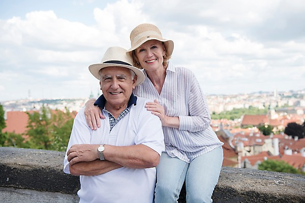 포토 JPG 주간 서양인 나무 구름 응시 여자 노년 남자 난간 안기 하늘 지붕 서기 미소 사람 앉기 풍경 상반신 야외 두명 앞모습 실버라이프 팔짱 노부부 도시 70대 체코 백허그 프라하 국내포토 자연요소 외국인 식물 라이프스타일 부부 시선 유럽 뷰포인트 모션 포옹 표정 성인 파일형식