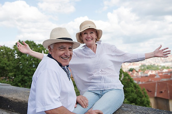 포토 JPG 주간 서양인 나무 구름 응시 여자 노년 남자 난간 하늘 팔벌리기 지붕 미소 사람 상반신 야외 두명 건물 앞모습 옆모습 실버라이프 노부부 잡기 도시 즐거움 70대 체코 프라하 챙모자 국내포토 자연요소 외국인 식물 모자_잡화 라이프스타일 건축물 부부 시선 감정 유럽 뷰포인트 모션 표정 성인 파일형식