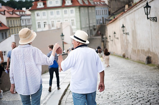 포토 JPG 주간 전신 서양인 응시 여자 노년 남자 벽 유럽건축 거리 미소 사람 여러명 상반신 성인 야외 건물 뒷모습 관광지 실버라이프 여행객 걷기 손잡기 노부부 빈티지 70대 체코 프라하 내리막 돌길 국내포토 자연요소 외국인 라이프스타일 건축물 부부 시선 유럽 길 뷰포인트 여행 다수 컨셉 서양건축 모션 표정 파일형식