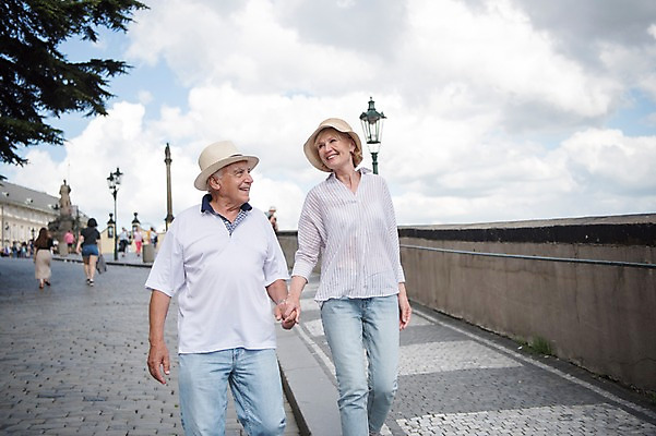 포토 JPG 주간 서양인 나무 구름 응시 여자 노년 남자 하늘 거리 미소 사람 여러명 상반신 성인 야외 건물 앞모습 뒷모습 관광지 실버라이프 동상 걷기 손잡기 노부부 70대 체코 프라하 내리막 국내포토 자연요소 외국인 식물 라이프스타일 건축물 부부 시선 유럽 뷰포인트 여행 다수 모션 표정 조형물 기념물 파일형식