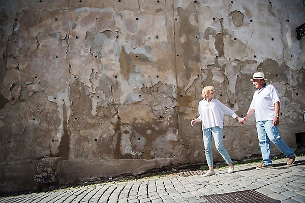 포토 JPG 주간 전신 서양인 응시 여자 노년 남자 벽 거리 미소 사람 야외 두명 옆모습 실버라이프 마주보기 걷기 손잡기 노부부 빈티지 70대 체코 프라하 돌길 국내포토 자연요소 외국인 라이프스타일 부부 시선 유럽 길 뷰포인트 컨셉 모션 표정 성인 파일형식