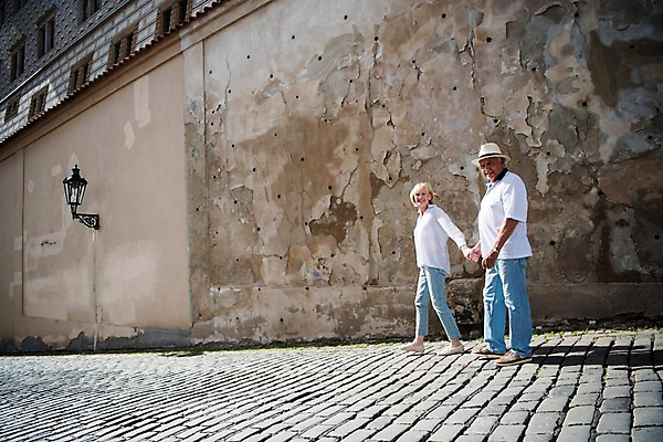 포토 JPG 주간 전신 서양인 응시 여자 노년 남자 벽 거리 미소 사람 야외 두명 건물 옆모습 실버라이프 걷기 손잡기 노부부 70대 체코 프라하 돌길 국내포토 자연요소 외국인 라이프스타일 건축물 부부 시선 유럽 길 뷰포인트 모션 표정 성인 파일형식