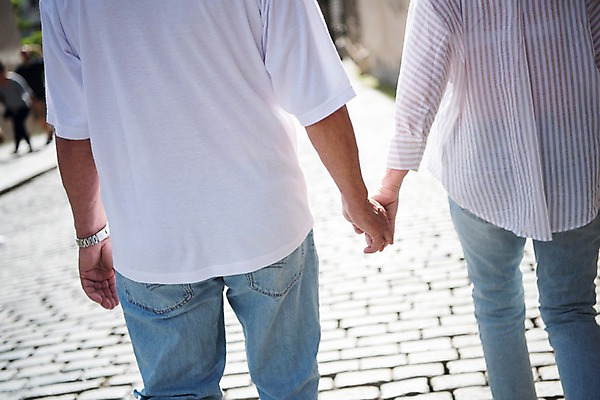 포토 JPG 주간 서양인 손 여자 노년 남자 거리 사람 근접촬영 상반신 야외 두명 뒷모습 신체부위 실버라이프 걷기 손잡기 노부부 70대 체코 프라하 돌길 국내포토 자연요소 외국인 라이프스타일 부부 유럽 길 뷰포인트 모션 성인 파일형식