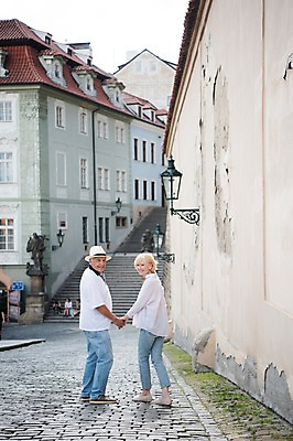 포토 JPG 주간 전신 서양인 응시 여자 노년 남자 유럽풍경 거리 서기 미소 사람 앉기 여러명 성인 야외 뒷모습 실버라이프 걷기 계단 손잡기 노부부 뒤돌아보기 70대 체코 프라하 국내포토 자연요소 외국인 라이프스타일 부부 시선 유럽 뷰포인트 다수 모션 표정 풍경 파일형식