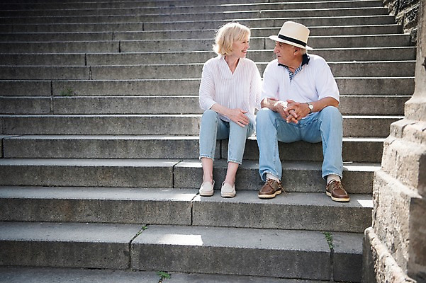 포토 JPG 주간 전신 서양인 응시 여자 노년 남자 사랑 미소 사람 앉기 야외 두명 앞모습 실버라이프 마주보기 계단 노부부 잡기 도시 돌벽 70대 체코 프라하 국내포토 자연요소 외국인 라이프스타일 부부 시선 감정 유럽 벽 뷰포인트 모션 표정 성인 파일형식