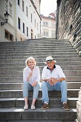 포토 JPG 주간 전신 서양인 응시 여자 노년 남자 꽃 한송이 창문 미소 사람 앉기 야외 두명 건물 앞모습 실버라이프 계단 노부부 도시 돌벽 70대 체코 프라하 국내포토 자연요소 외국인 식물 1 라이프스타일 건축물 부부 시선 유럽 벽 뷰포인트 모션 표정 성인 송이 파일형식