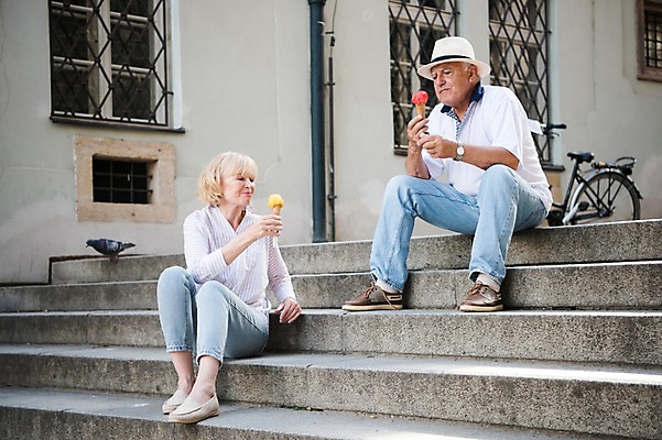 포토 JPG 주간 전신 서양인 한마리 여자 노년 남자 휴식 아이스크림 사람 앉기 야외 두명 옆모습 실버라이프 계단 자전거 노부부 도시 먹기 창가 비둘기 70대 체코 프라하 국내포토 자연요소 외국인 1 라이프스타일 부부 유럽 뷰포인트 컨셉 창문 모션 조류 디저트 성인 바이크 파일형식