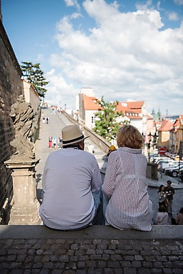 포토 JPG 주간 서양인 나무 구름 여자 노년 남자 자동차 하늘 지붕 사람 앉기 여러명 상반신 성인 야외 건물 뒷모습 관광지 실버라이프 동상 여행객 계단 노부부 도시 70대 체코 프라하 오르막 국내포토 자연요소 외국인 식물 라이프스타일 건축물 부부 유럽 육상교통 뷰포인트 여행 다수 모션 조형물 기념물 파일형식