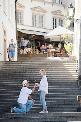포토 JPG 주간 전신 서양인 여자 노년 남자 꽃 프로포즈 한송이 서기 미소 사람 앉기 여러명 성인 야외 건물 앞모습 옆모습 실버라이프 마주보기 계단 노부부 도시 파라솔 무릎꿇기 현관문 주기 70대 체코 프라하 야외카페 야외테이블 국내포토 자연요소 외국인 식물 1 라이프스타일 건축물 부부 유럽 뷰포인트 다수 모션 탁자 표정 문 카페 송이 파일형식