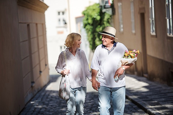 포토 JPG 주간 서양인 나무 응시 여자 노년 남자 꽃다발 창문 미소 사람 상반신 야외 두명 앞모습 실버라이프 걷기 손잡기 노부부 도시 골목길 그늘 현관문 70대 체코 프라하 국내포토 자연요소 외국인 식물 라이프스타일 부부 시선 꽃 유럽 길 뷰포인트 모션 표정 성인 문 파일형식
