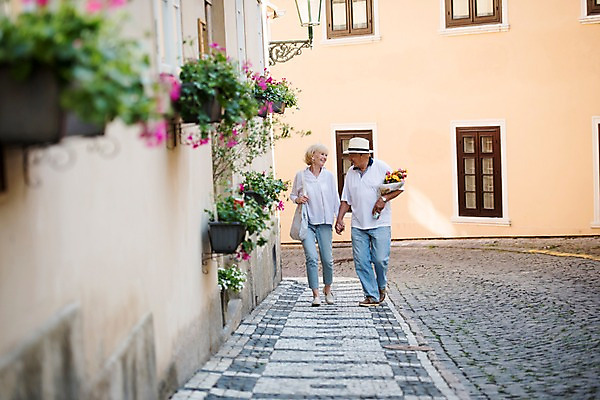 포토 JPG 주간 전신 서양인 응시 여자 노년 남자 화분 꽃다발 거리 대화 미소 사람 야외 두명 앞모습 실버라이프 마주보기 손잡기 노부부 보행로 골목길 창가 70대 체코 프라하 국내포토 자연요소 외국인 라이프스타일 부부 시선 꽃 유럽 길 뷰포인트 창문 모션 표정 말하기 성인 파일형식