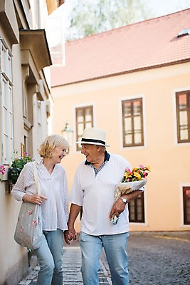 포토 JPG 주간 서양인 나무 응시 여자 노년 남자 꽃다발 창문 하늘 미소 사람 상반신 야외 두명 앞모습 실버라이프 마주보기 걷기 손잡기 노부부 도시 창가 70대 체코 프라하 에코백 국내포토 자연요소 외국인 식물 라이프스타일 부부 시선 꽃 유럽 뷰포인트 가방 모션 표정 성인 에코 파일형식