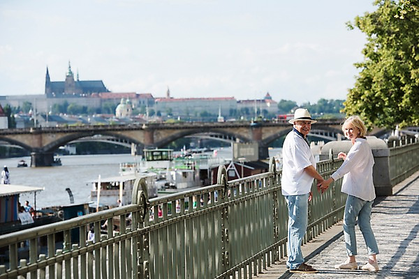 포토 JPG 주간 전신 서양인 나무 여자 노년 남자 난간 거리 미소 사람 풍경 야외 두명 옆모습 실버라이프 강 걷기 손잡기 노부부 뒤돌아보기 성 70대 체코 프라하 가교 선박 국내포토 자연요소 외국인 식물 라이프스타일 건축물 부부 유럽 뷰포인트 수상교통 모션 표정 성인 파일형식