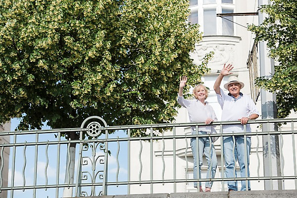 포토 JPG 주간 전신 서양인 나무 해외 응시 여자 노년 남자 난간 거리 미소 사람 야외 두명 건물 앞모습 실버라이프 노부부 인사 70대 체코 프라하 손흔들기 국내포토 자연요소 외국인 식물 라이프스타일 건축물 부부 시선 유럽 뷰포인트 모션 표정 성인 예절 파일형식