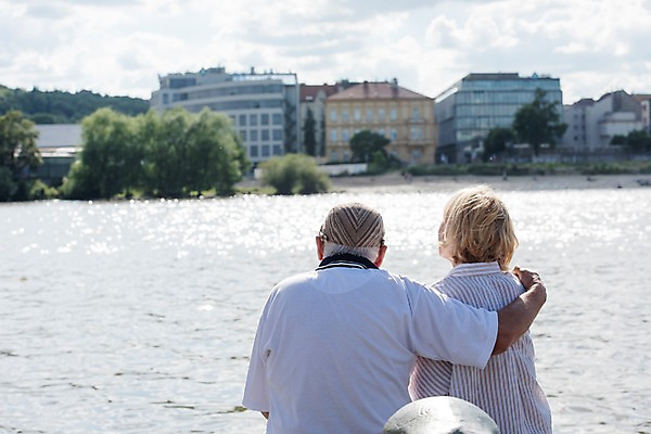 포토 JPG 주간 서양인 나무 여자 노년 남자 사람 풍경 상반신 야외 두명 건물 뒷모습 실버라이프 강 노부부 숲 70대 체코 프라하 어깨에손 국내포토 자연요소 외국인 식물 라이프스타일 건축물 부부 유럽 뷰포인트 모션 성인 파일형식