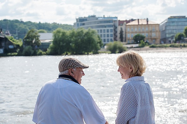 포토 JPG 주간 서양인 나무 응시 여자 노년 남자 미소 사람 풍경 상반신 야외 두명 건물 뒷모습 실버라이프 강 마주보기 노부부 숲 70대 체코 프라하 국내포토 자연요소 외국인 식물 라이프스타일 건축물 부부 시선 유럽 뷰포인트 모션 표정 성인 파일형식