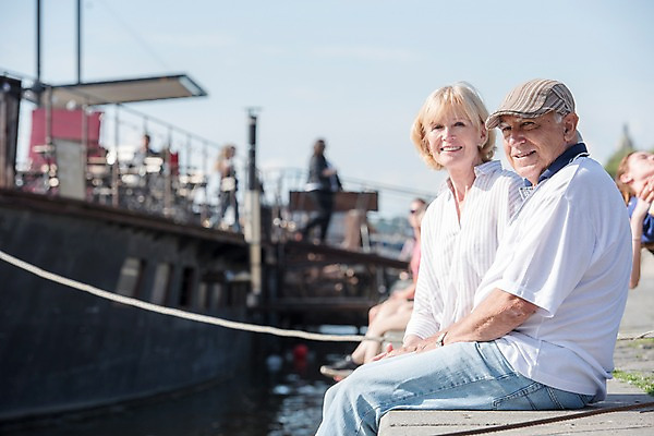 포토 JPG 주간 서양인 응시 여자 노년 남자 거리 미소 사람 앉기 상반신 야외 두명 옆모습 실버라이프 강 노부부 강가 70대 체코 프라하 야외카페 국내포토 자연요소 외국인 라이프스타일 부부 시선 유럽 뷰포인트 모션 표정 성인 카페 파일형식