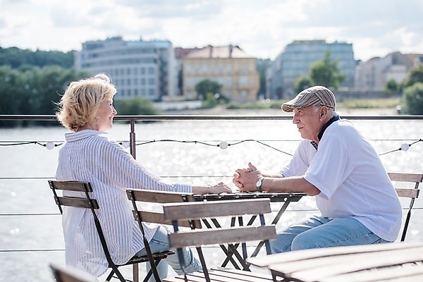 포토 JPG 주간 서양인 나무 응시 여자 노년 남자 의자 난간 대화 미소 사람 앉기 상반신 야외 두명 건물 옆모습 실버라이프 강 마주보기 노부부 숲 70대 체코 프라하 야외카페 야외테이블 국내포토 자연요소 외국인 식물 라이프스타일 건축물 부부 시선 유럽 뷰포인트 가구 모션 탁자 표정 말하기 성인 카페 파일형식