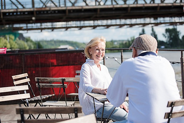 포토 JPG 주간 서양인 응시 여자 노년 남자 의자 미소 사람 앉기 상반신 야외 두명 앞모습 뒷모습 실버라이프 강 마주보기 노부부 즐거움 70대 체코 프라하 야외카페 야외테이블 가교 국내포토 자연요소 외국인 라이프스타일 건축물 부부 시선 감정 유럽 뷰포인트 가구 모션 탁자 표정 성인 카페 파일형식