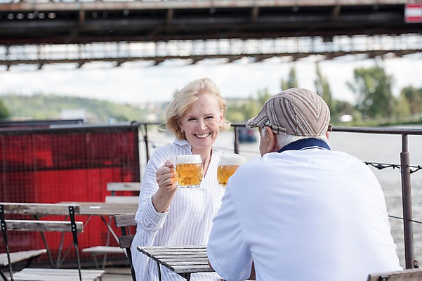 포토 JPG 주간 서양인 여자 노년 남자 난간 미소 사람 앉기 상반신 야외 두명 앞모습 뒷모습 실버라이프 강 마주보기 노부부 건배 맥주잔 70대 체코 프라하 야외카페 야외테이블 가교 국내포토 자연요소 외국인 라이프스타일 건축물 부부 유럽 뷰포인트 술잔 모션 탁자 표정 성인 카페 파일형식