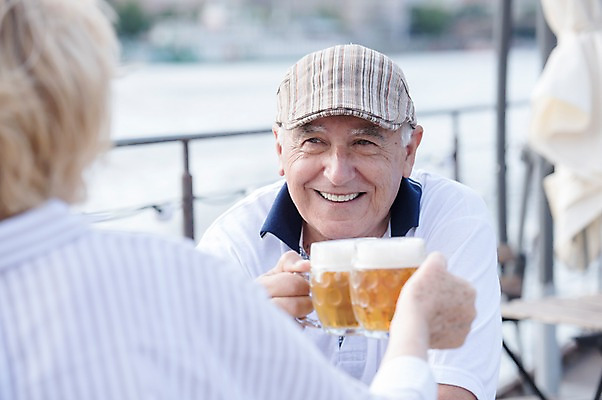 포토 JPG 주간 서양인 응시 여자 노년 남자 난간 미소 사람 상반신 야외 두명 앞모습 뒷모습 실버라이프 강 마주보기 노부부 건배 맥주잔 70대 체코 프라하 야외카페 국내포토 자연요소 외국인 라이프스타일 부부 시선 유럽 뷰포인트 술잔 모션 표정 성인 카페 파일형식