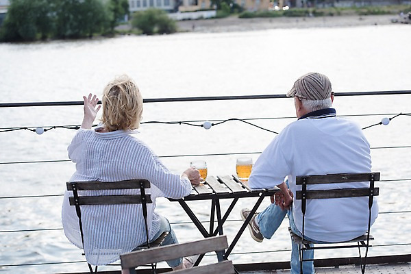 포토 JPG 주간 전신 서양인 나무 응시 여자 노년 남자 의자 난간 사람 앉기 풍경 손짓 야외 두명 건물 뒷모습 실버라이프 강 노부부 숲 맥주잔 70대 체코 프라하 야외카페 야외테이블 국내포토 자연요소 외국인 식물 라이프스타일 건축물 부부 시선 유럽 뷰포인트 가구 술잔 모션 탁자 성인 카페 파일형식