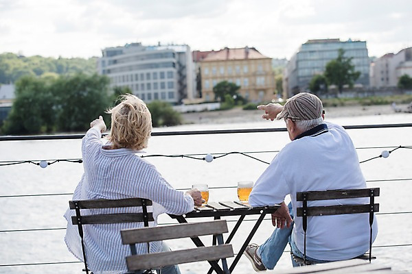 포토 JPG 주간 전신 서양인 나무 여자 노년 남자 의자 사람 앉기 상반신 야외 두명 뒷모습 실버라이프 강 노부부 가리킴 잡기 숲 맥주잔 70대 체코 프라하 야외카페 야외테이블 국내포토 자연요소 외국인 식물 라이프스타일 부부 유럽 뷰포인트 가구 술잔 모션 탁자 손짓 성인 카페 파일형식
