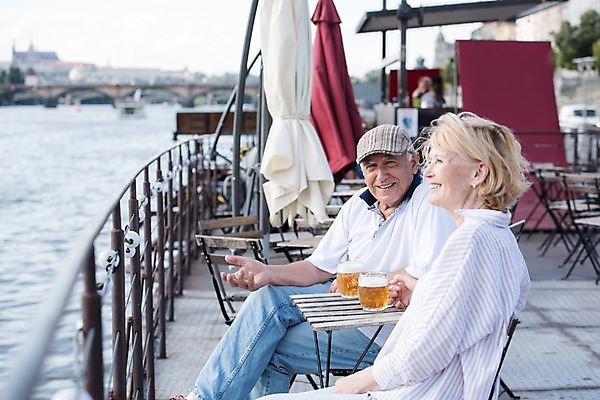 포토 JPG 주간 서양인 응시 여자 노년 남자 의자 난간 미소 사람 앉기 풍경 상반신 야외 두명 옆모습 실버라이프 강 노부부 잡기 파라솔 맥주잔 70대 체코 프라하 야외카페 야외테이블 국내포토 자연요소 외국인 라이프스타일 부부 시선 유럽 뷰포인트 가구 술잔 모션 탁자 표정 성인 카페 파일형식