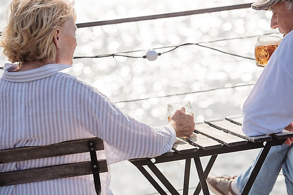 포토 JPG 주간 서양인 응시 여자 노년 남자 사람 앉기 풍경 상반신 야외 두명 뒷모습 실버라이프 강 노부부 마시기 잡기 맥주잔 70대 체코 프라하 야외카페 야외테이블 국내포토 자연요소 외국인 라이프스타일 부부 시선 유럽 뷰포인트 술잔 모션 탁자 성인 카페 파일형식