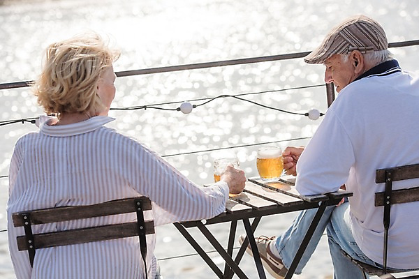 포토 JPG 주간 서양인 응시 여자 노년 남자 사람 앉기 풍경 상반신 야외 두명 뒷모습 실버라이프 강 노부부 잡기 맥주잔 70대 체코 프라하 야외카페 야외테이블 국내포토 자연요소 외국인 라이프스타일 부부 시선 유럽 뷰포인트 술잔 모션 탁자 성인 카페 파일형식